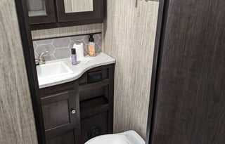 2020 Shadow Cruiser 280QBS - Sleeps 11 - Light