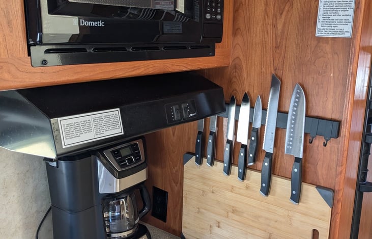 Gourmet furnished kitchen with German chef knives, excellent pots n pans, cutting boards and fridge storage containers for leftovers.