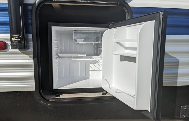 Outside fridge for quick & easy access to a cold beverage or treat!