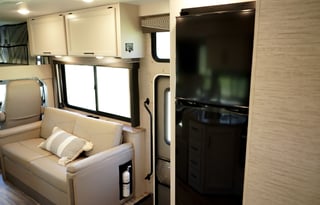 BRAND NEW Family Friendly Class A RV, Sleeps 8