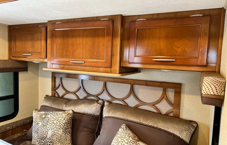 Lots of storage - Lights over the head of the bed