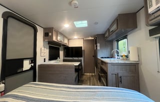 Charming 2024 Coleman 17R - Cozy and Cute!