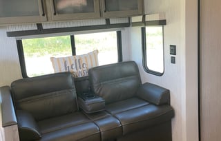 Glamping Haven: 2 Bdrms, Cozy Fire & Paws Welcome!