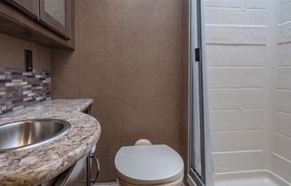 C9:Luxury Thor 10 Sleeper w 3 Bunks! 2 Slides-WiFi