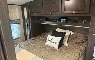 2020 Cruiser Shadow Cruiser 240BHS