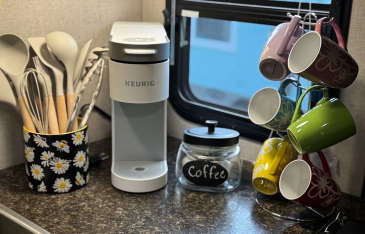 KEURIG COFFEE MAKER WITH COFFEE PODS