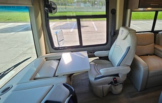 Beautiful 2021 Thor Palazzo 37.4 with all you need