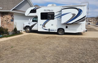 Neat 24ft class C, easy, comfy getaway!