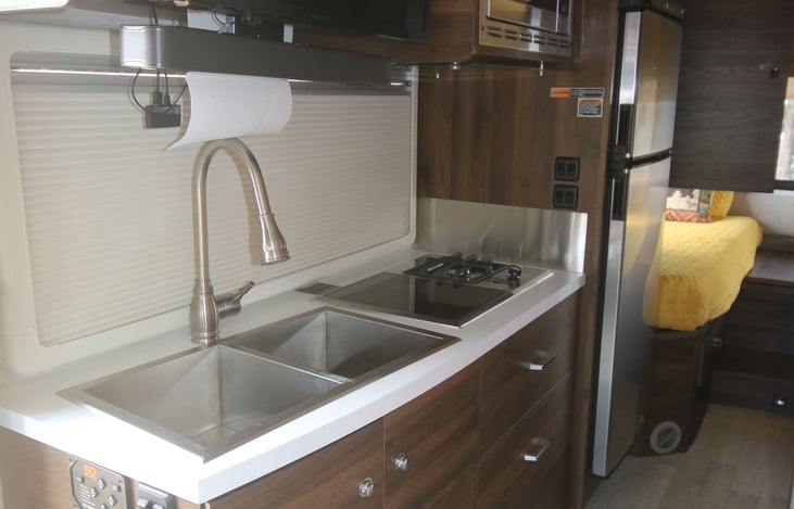 Dual sinks with countertop covers for maximum counter space