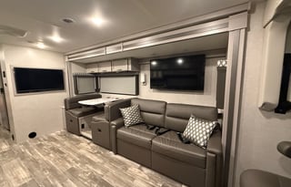 Epic Hurricane Escape Thor Motor Coach 34R Class A