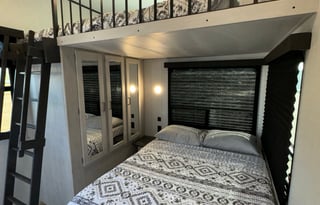 Amazing RV -2 Bedrooms, 1.5 Baths, Fully Equipped!