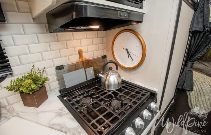 Gas Stove Top and Oven With Stainless Steel Tea Kettle