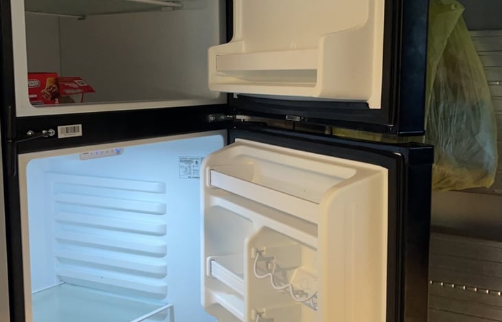 Good size fridge and freezer that runs off of camper battery while towing