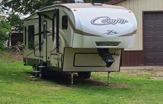 Dino's Keystone Cougar 28 ft. 5th Wheel