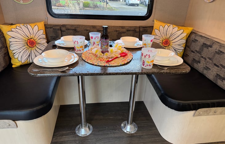 LARGE DINETTE SEATING AREA