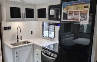 Brand New 2025 3 bedroom!Sleeps 8 Palomino Solaire