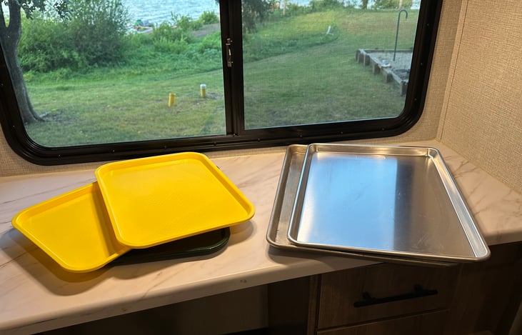 Includes pans and trays, perfect for taking food off the grill and serving with ease