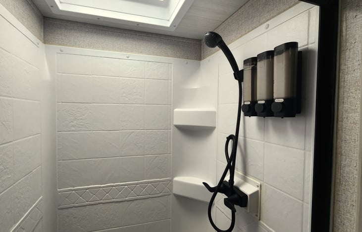 Spacious shower with shampoo, conditioner and body wash included