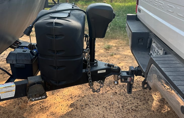 Comes with weight distributing / anti sway Blue Ox hitch (not shown in this picture).