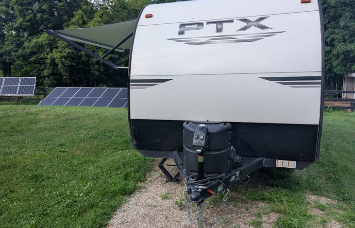 Power tongue jack for fast setups, takedown and hookups. Exchangeable propane tank for 24/7 access to hassle free refills.