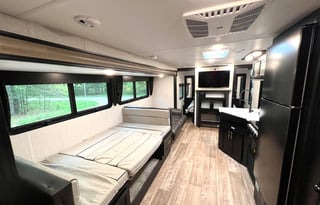 2022 GREY WOLF - PERFECT FAMILY CAMPER, SLEEPS 8