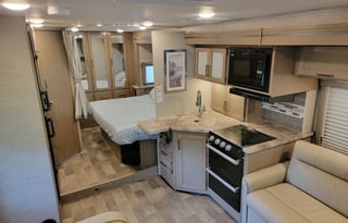 2022 Thor Motor Coach Quantum SE SE27 Ford