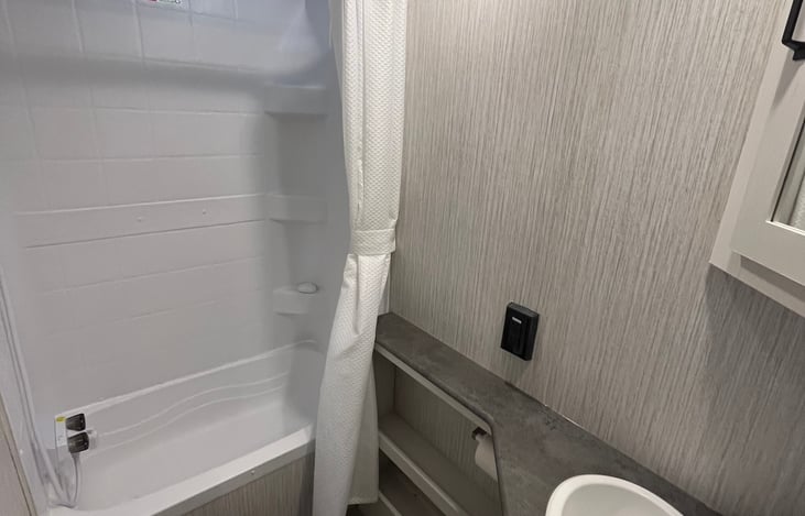 Bathroom w/ sink, toilet, tub/shower