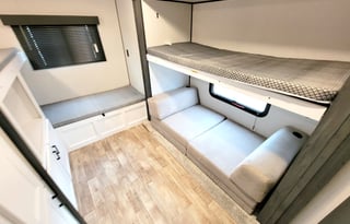Z RV Adventure "MOON"