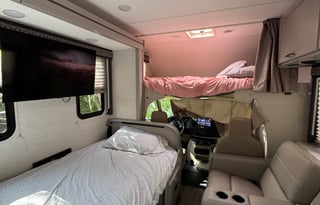 Family RV I 2025 Thor Quantum | Sleeps 5