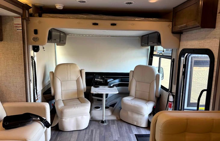 Diver's and passenger chairs swivel