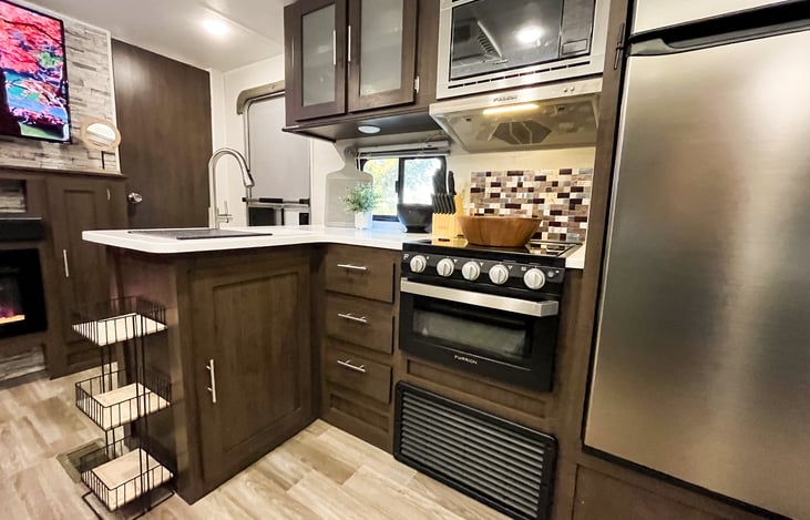 kitchen/sink/stove/microwave