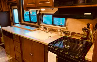 Lucy - Luxury RV for Your Stay in Camp Sherman