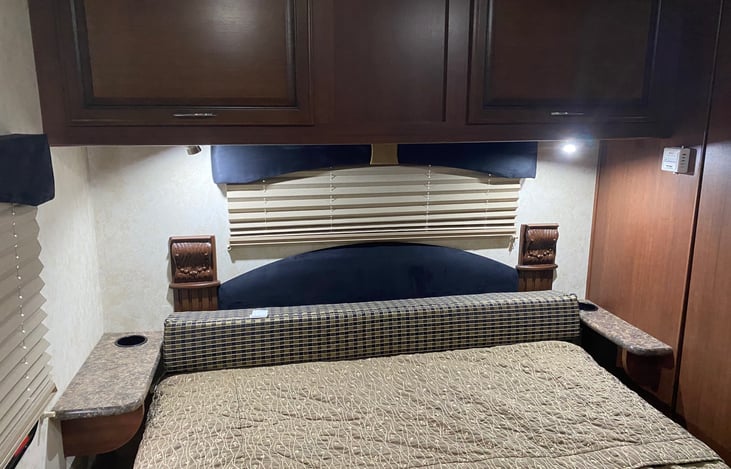 Queen bed with nightstands & reading lights.