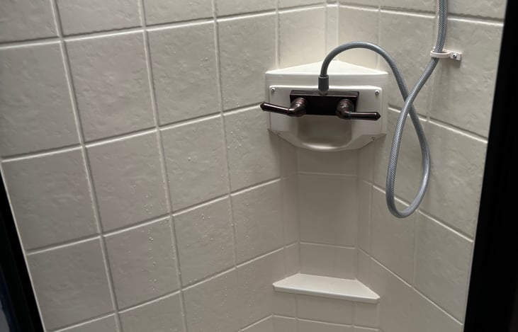 Roomy shower w/shower door, no curtain