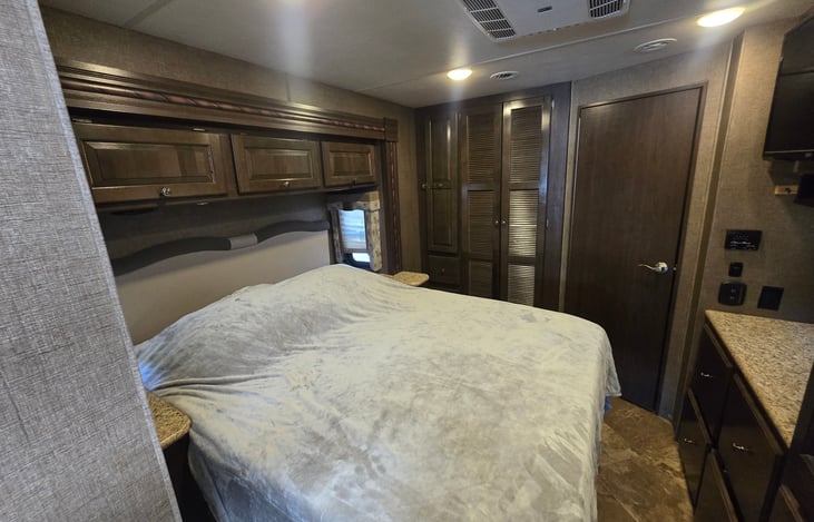 Rental includes a quilt. The throw was used when not in use to protect the Premium memory foam mattress. This mattresses is absolutely amazing to sleep on.