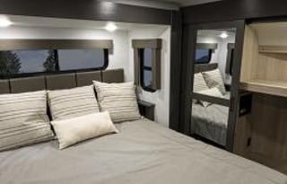 2022 Valor Alliance Toy Hauler Sleeps 9-10