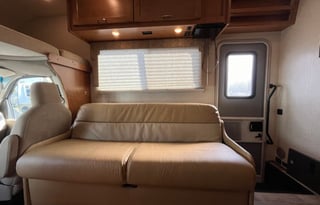 Explore in Style: 2018 Minnie Winnie 31G - Sleep9!