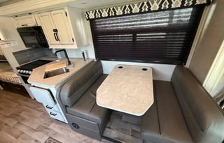 2022 Entegra Odyssey 31F–Sleeps 10, Wifi, Loaded