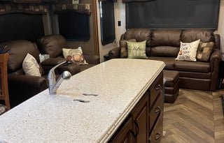 Large, family friendly fifth wheel *Delivery Only*