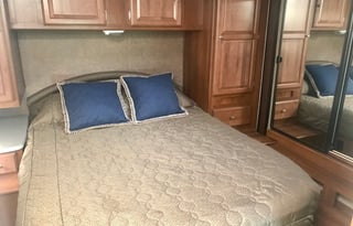 Coachmen RV Leprechaun 319DS Ford 450