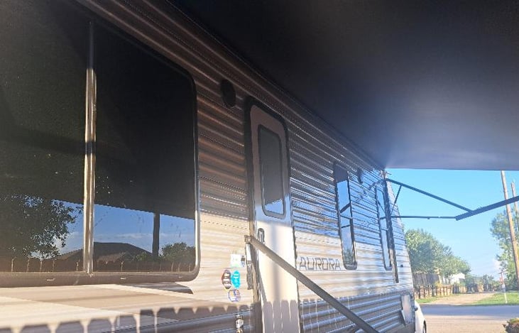 21' awing with multi lighting. Oversized window in living room