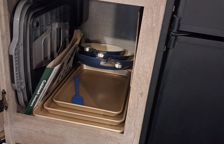 New non stick pans and pot set with non stick backing sheets not for outdoor use.plus the 5 in one prep tray.