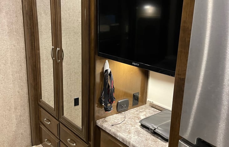 master room tv, wardrobe