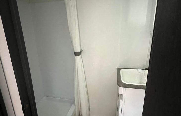 Relax in this clean hot indoor shower and you also can do your duty’s!!!!