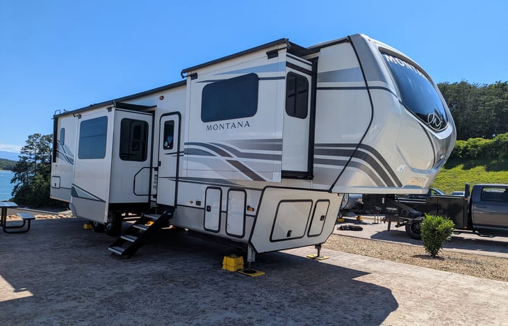 This Montana Legacy is a true 'mansion on wheels' with 5 slide outs, front Living Suite, King bed, Chef's kitchen, Bath and a half, hardwood cabinets, ample storage, fireplace and much more!