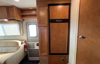 Explore in Style: 2018 Minnie Winnie 31G - Sleep9!