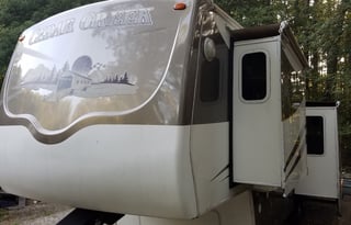 LARGE renovated 5th wheel 2 bdrm w. delivery