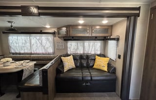 2019 Palomino Puma w Outdoor Kitchen Sleeps 10
