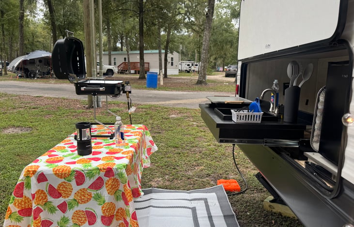 Magnificent outdoor Kitchen with Griddle and gas grill connects to RV quick connect!