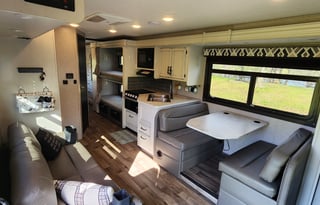 Sleeps 8 with Queen, Bunkbeds, Shower, Kitchen+